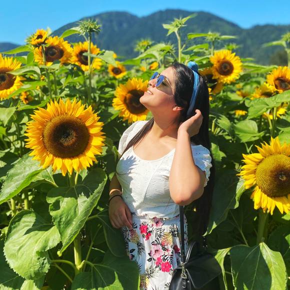 Meet your Posher, Fabiola - Picture 1 of 1